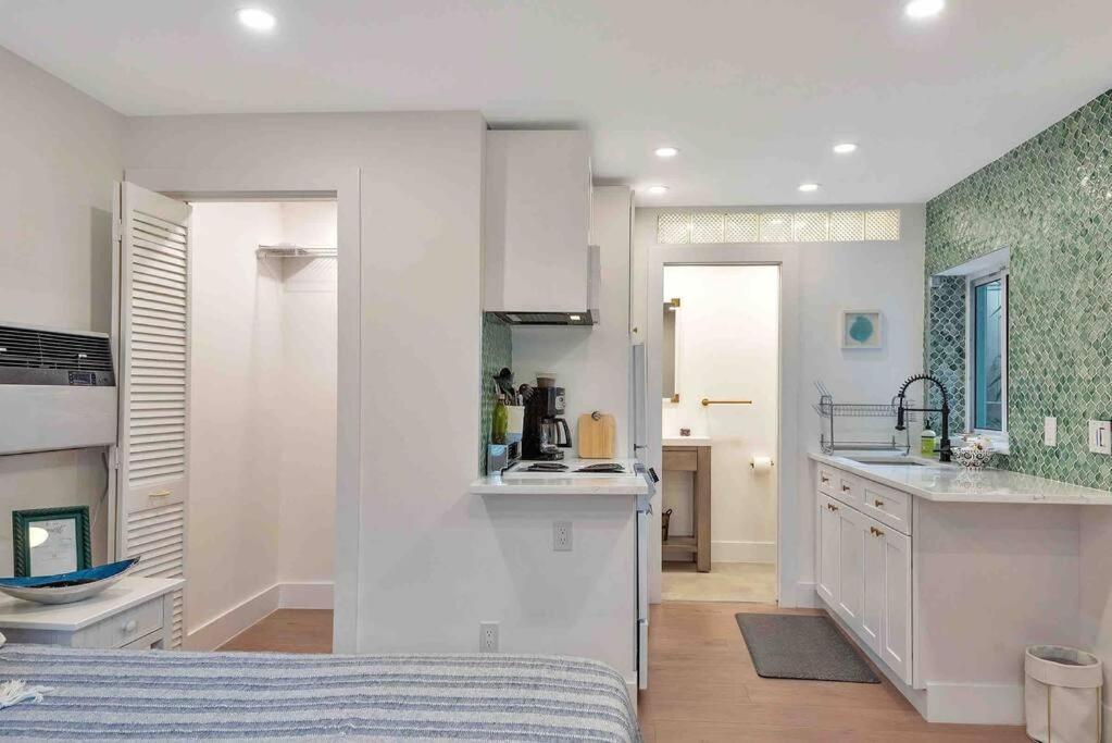 Charming Studio W Pool One Mile To Beach Pets Welcome Lake Worth Beach Exterior photo