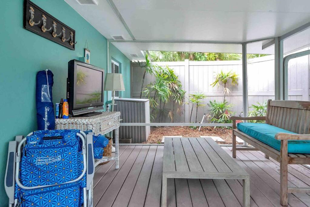 Charming Studio W Pool One Mile To Beach Pets Welcome Lake Worth Beach Exterior photo