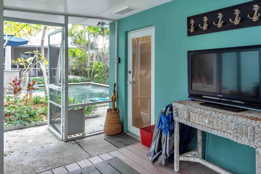 Charming Studio W Pool One Mile To Beach Pets Welcome Lake Worth Beach Exterior photo
