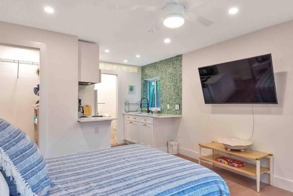 Charming Studio W Pool One Mile To Beach Pets Welcome Lake Worth Beach Exterior photo